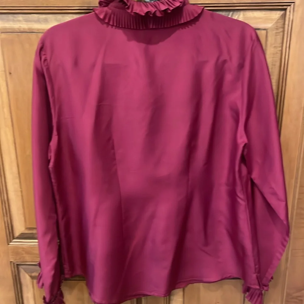 Soft surroundings 100% silk long sleeve blouse  ruffled collar & covered buttons - Picture 6 of 7